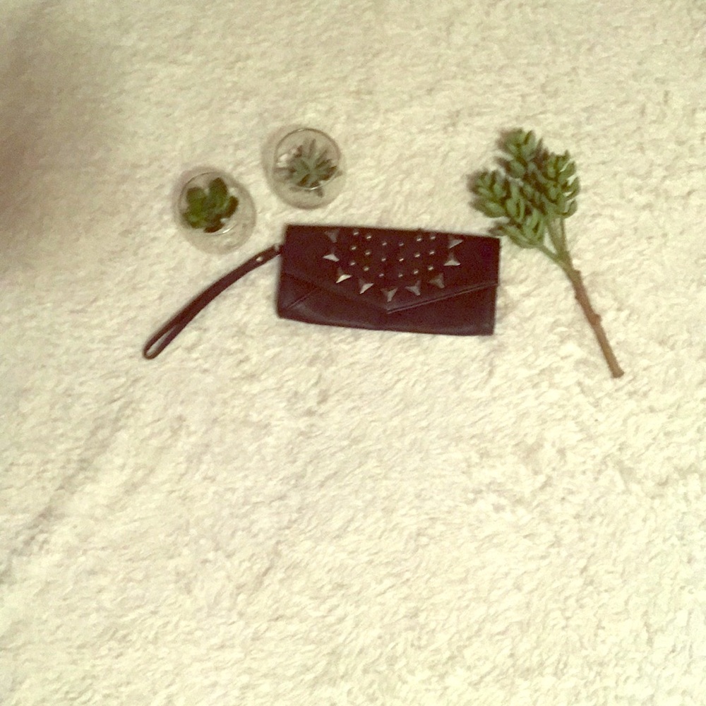 Studded clutch